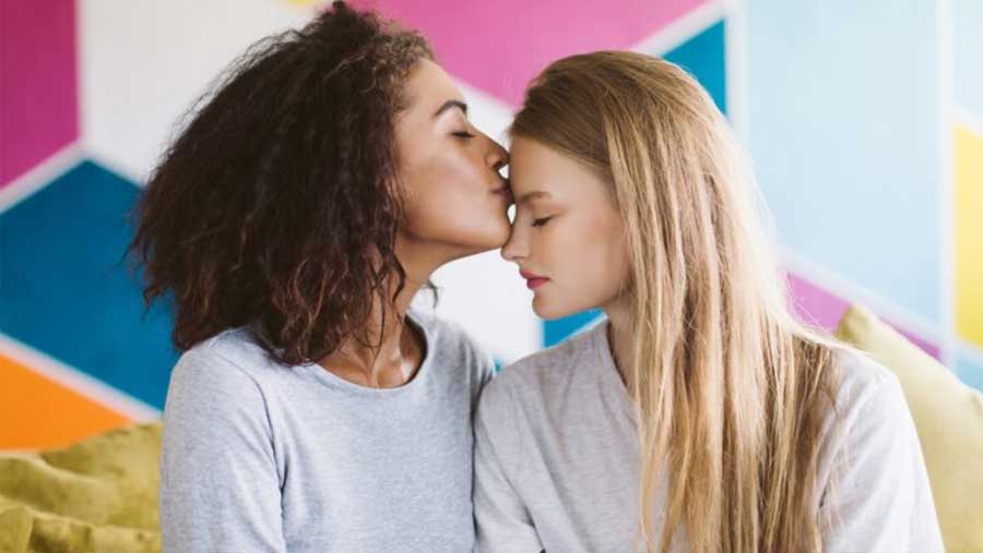 Relation lesbienne au quotidien : couple, visibilité, coming out et réalités sociales