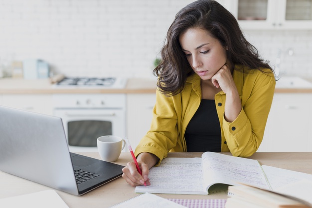 Tiro Medio Mujer Laptop Escribiendo 23 2148294132